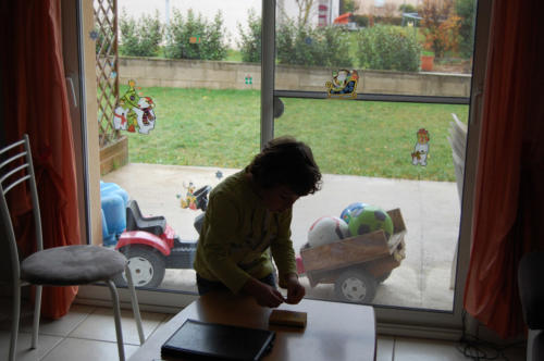 On pose des stickers aux fenêtres