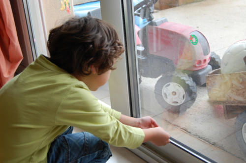 On pose des stickers aux fenêtres