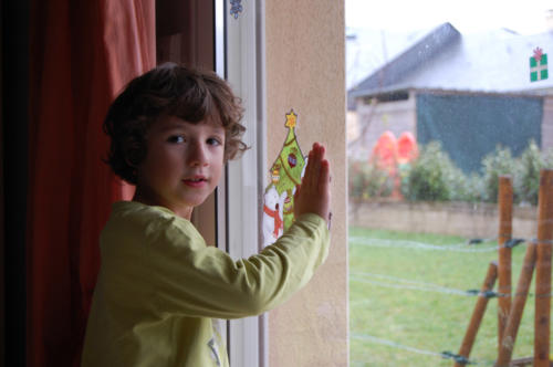 On pose des stickers aux fenêtres