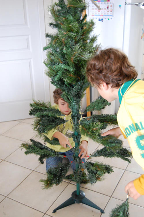 On commence à monter le sapin
