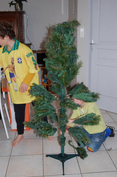 On commence à monter le sapin
