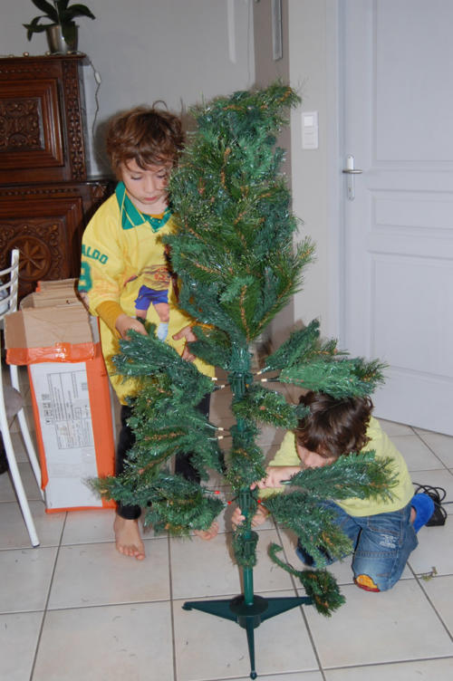 On commence à monter le sapin
