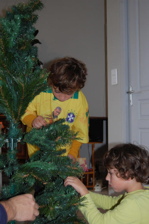 On commence à monter le sapin