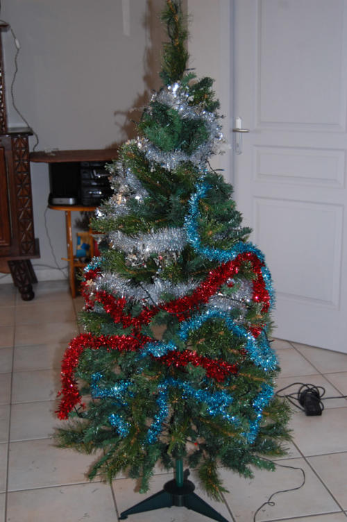 Le sapin avec quelques guirlandes