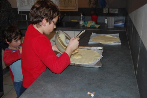 On verse sur la première pâte feuilletée